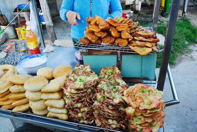 Về quê của Hoa hậu làm thánh ăn vặt với đủ món ngon lại còn siêu rẻ này - Ảnh 3.