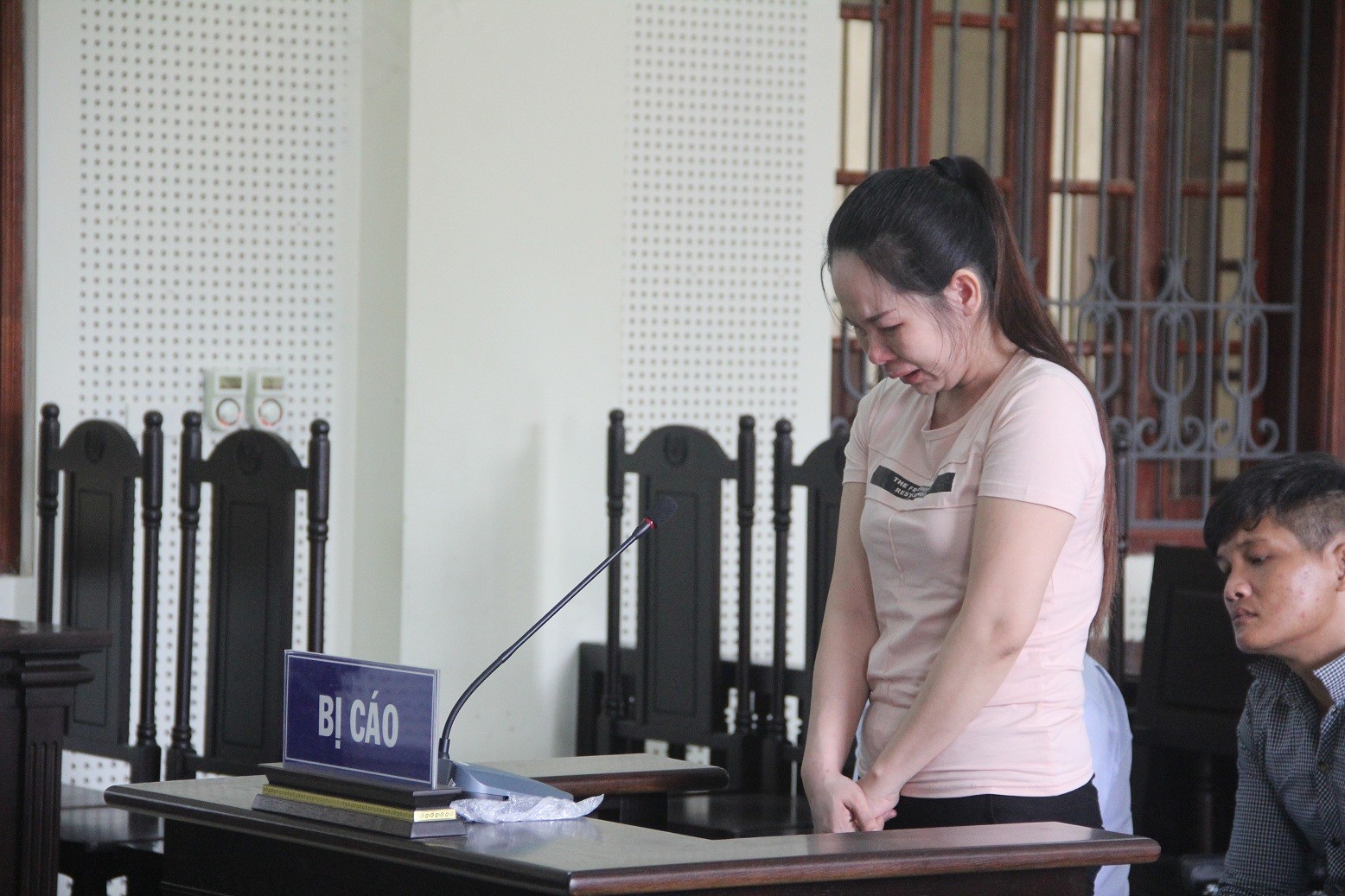 Thiếu nữ trẻ khóc nức nở, hứa “không đi nhận ma túy” cho người tình nữa - Ảnh 2. Thiếu nữ trẻ khóc nức nở, hứa “không đi nhận ma túy” cho người tình nữa - Ảnh 2.
