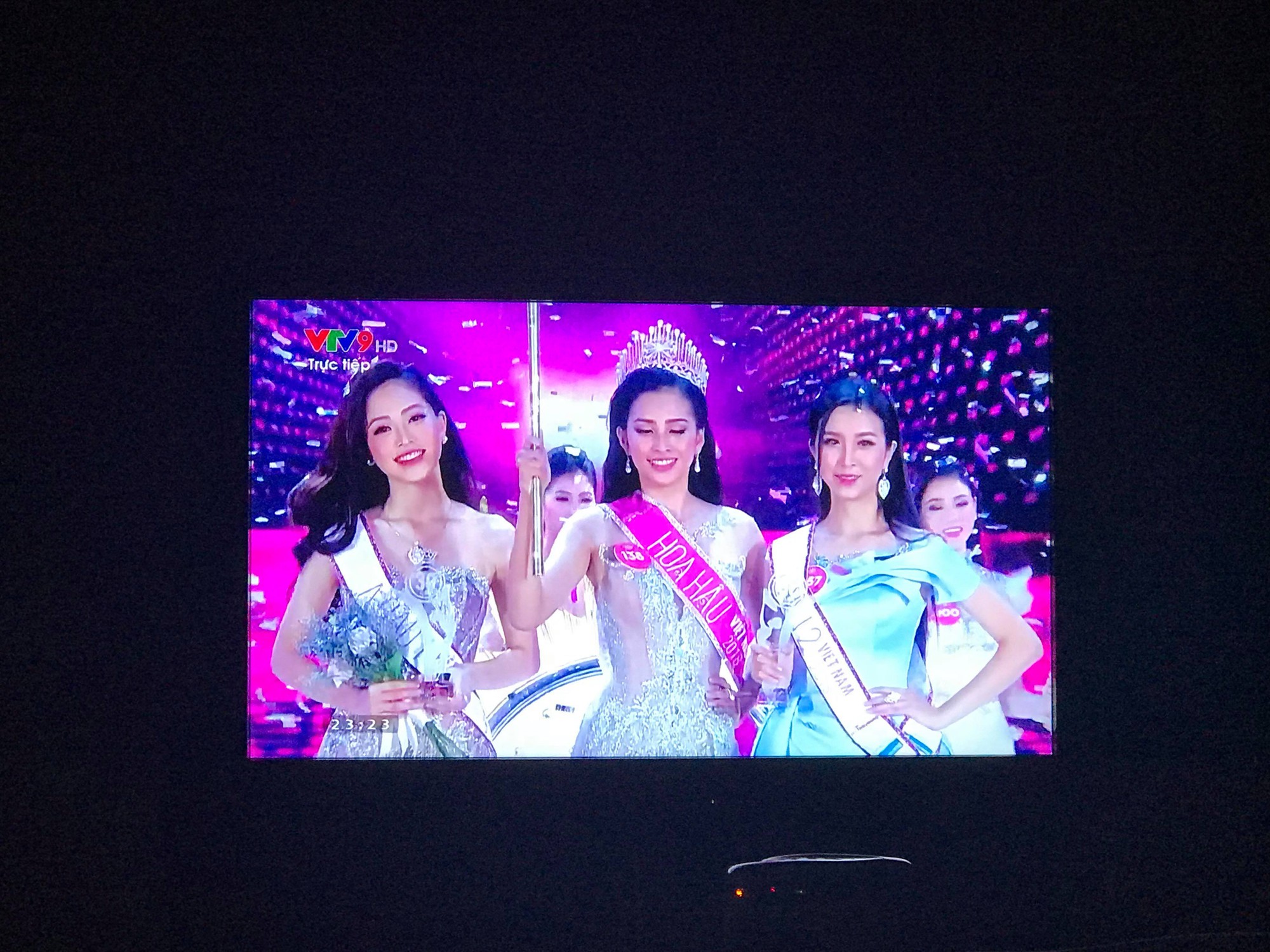 Vẫn những câu hỏi nhỏ: chiếc quyền trượng của Tân Hoa hậu Việt Nam 2018 giống cái gì? - Ảnh 3. Vẫn những câu hỏi nhỏ: chiếc quyền trượng của Tân Hoa hậu Việt Nam 2018 giống cái gì? - Ảnh 3.