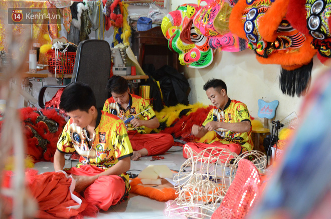 Đôi vợ chồng võ sư ở Hà Nội trắng đêm sản xuất đầu lân đón tết Trung thu - Ảnh 3.