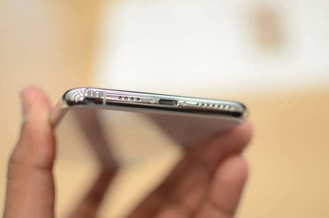 iPhone XR học tập thứ mà người dùng ghét nhất ở smartphone Samsung: Cổng sạc lệch! - Ảnh 1.