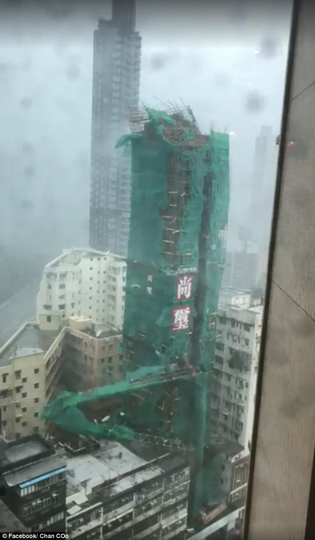 Kinh hoàng cảnh cần cẩu rơi từ tòa nhà 22 tầng xuống đất trong siêu bão Mangkhut tại Hong Kong - Ảnh 3.