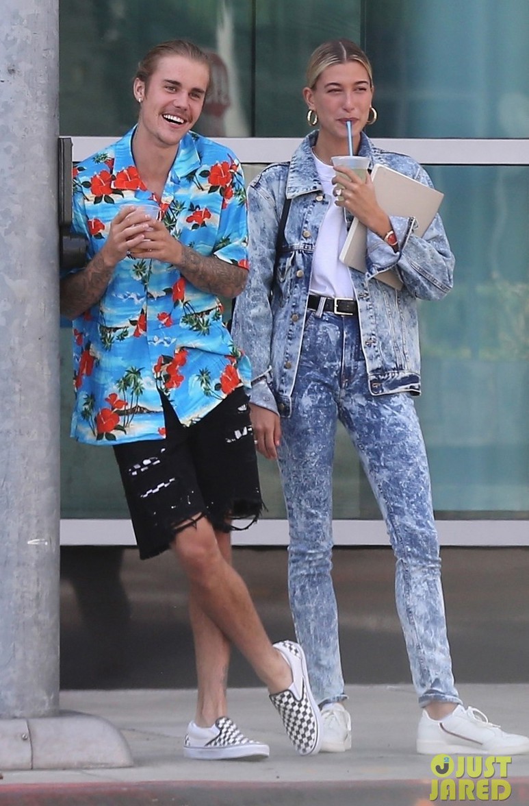 Hết áo hoa hòe, Justin Bieber lại diện nguyên cây 7 sắc cầu vồng ra phố - Ảnh 1. Hết áo hoa hòe, Justin Bieber lại diện nguyên cây 7 sắc cầu vồng ra phố - Ảnh 1.