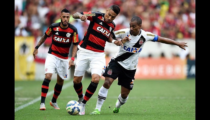 Ô tô chết máy, cầu thủ xúm vào đẩy xe chở cầu thủ đi bệnh viện - Ảnh 2.