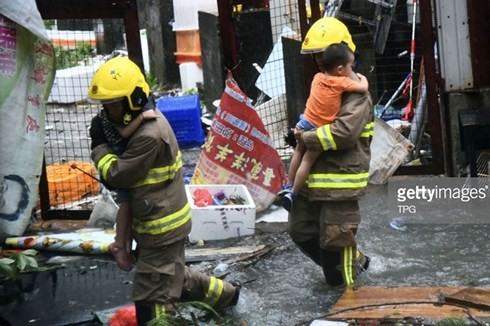 Hơn 360 nạn nhân nhập viện do siêu bão Mangkhut tại Hong Kong - Ảnh 1.