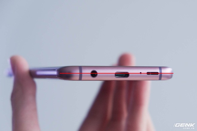 iPhone XR học tập thứ mà người dùng ghét nhất ở smartphone Samsung: Cổng sạc lệch! - Ảnh 3.