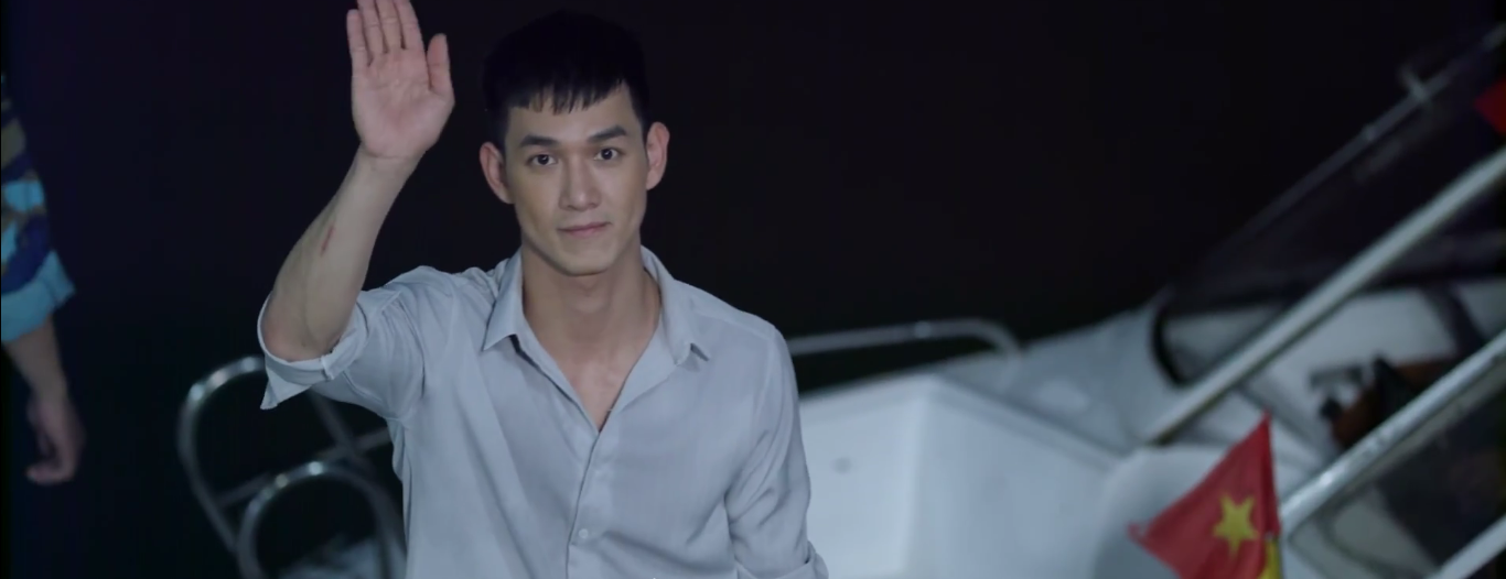 Ngoại hình nam tính nhưng sự ấm áp của Song Luân vẫn còn kém Song Joong Ki trong những hình ảnh đầu tiên của Hậu Duệ Mặt Trời - Ảnh 5.