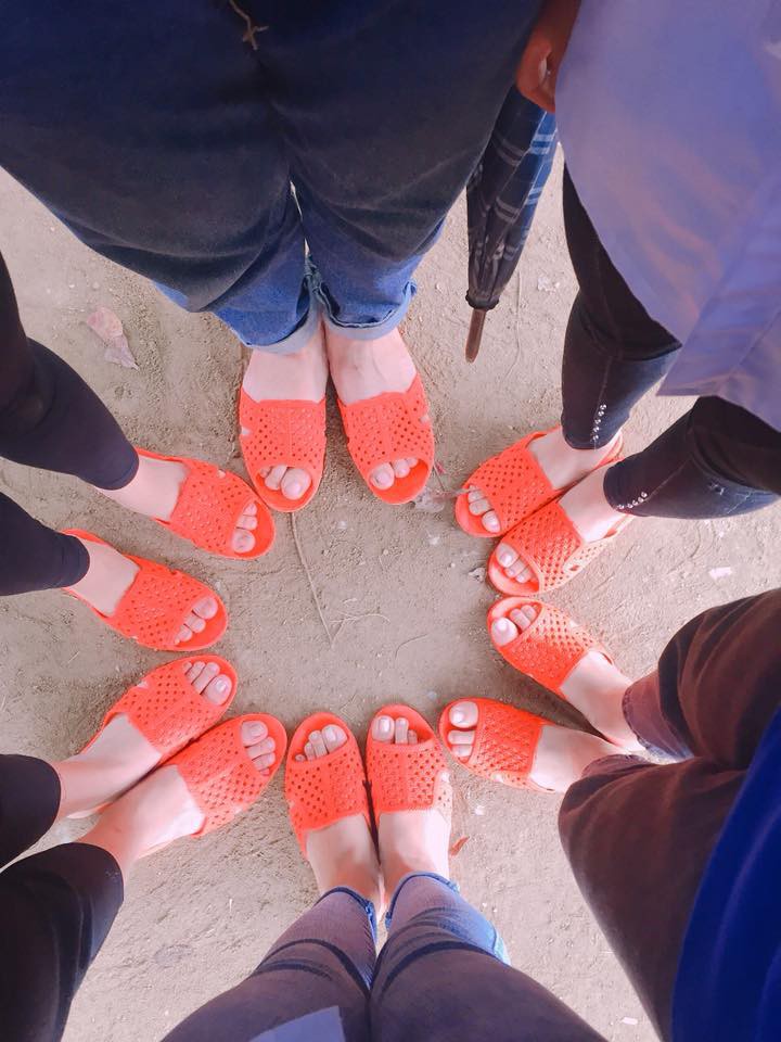 Ngầu như lớp người ta: Rủ team mang dép tổ ong sáng rực cả một góc trường! - Ảnh 8.