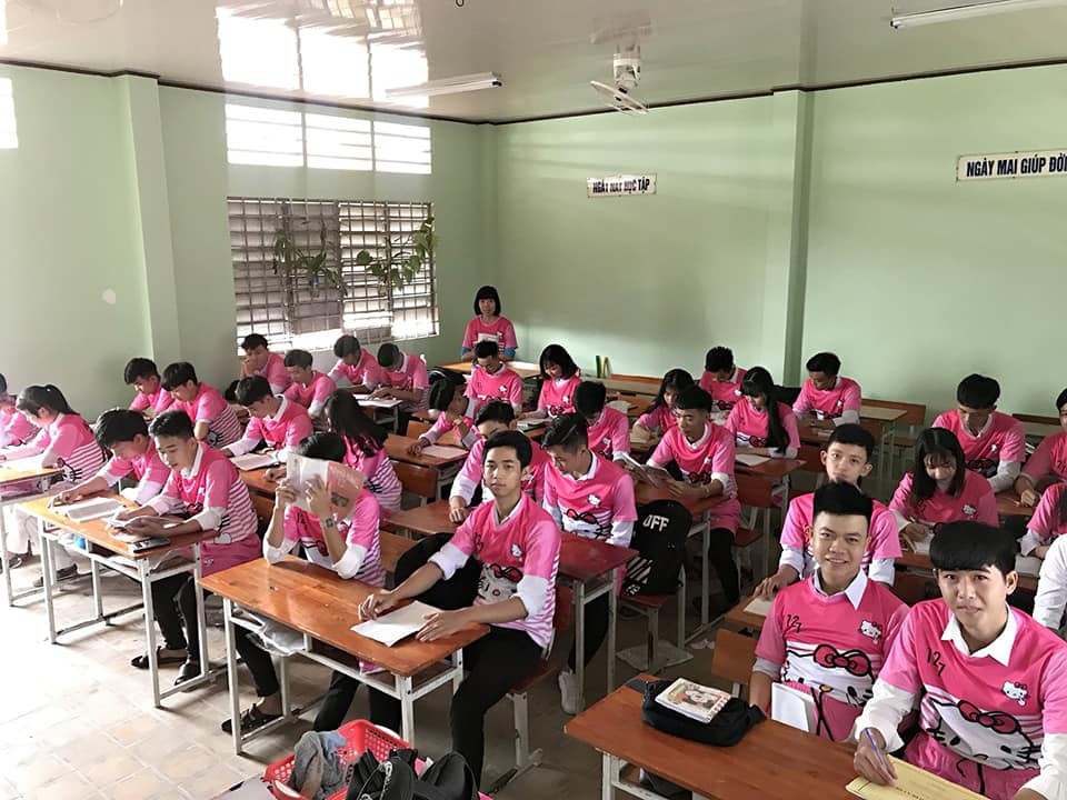 Chơi lớn như teen Vĩnh Long: Làm hẳn đồng phục lớp hình Hello Kitty để tôn vinh phái yếu! - Ảnh 5. Chơi lớn như teen Vĩnh Long: Làm hẳn đồng phục lớp hình Hello Kitty để tôn vinh phái yếu! - Ảnh 5.