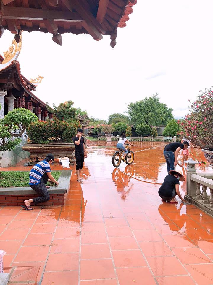 Sao Việt tất bật chuẩn bị cho ngày giỗ Tổ: Hoài Linh tự tay nhổ cỏ, Nam Thư miệt mài lau dọn - Ảnh 4.