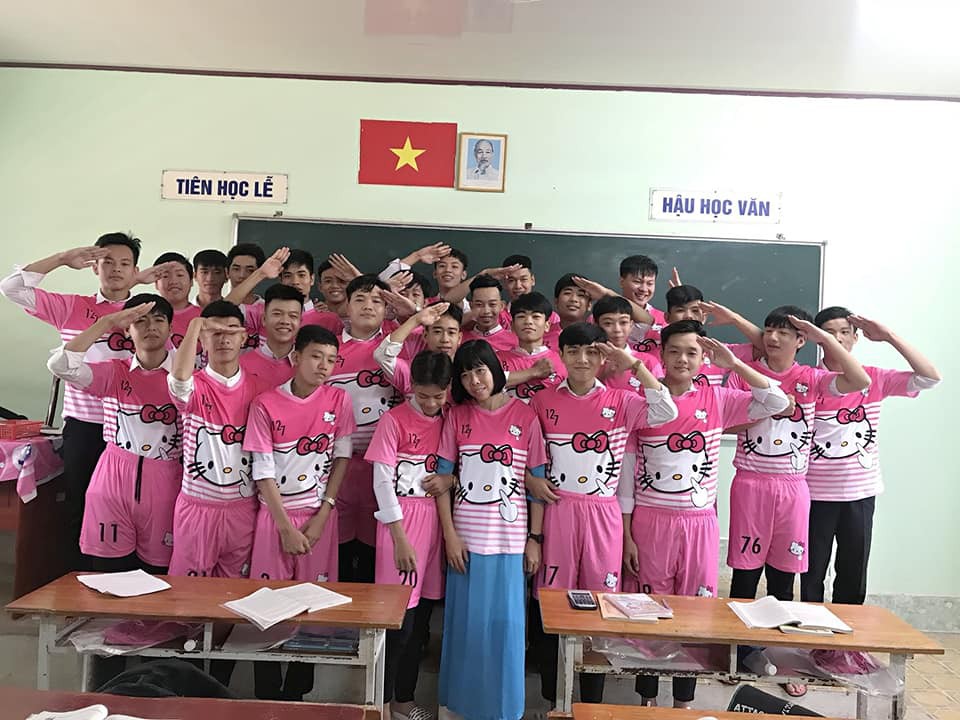 Chơi lớn như teen Vĩnh Long: Làm hẳn đồng phục lớp hình Hello Kitty để tôn vinh phái yếu! - Ảnh 4. Chơi lớn như teen Vĩnh Long: Làm hẳn đồng phục lớp hình Hello Kitty để tôn vinh phái yếu! - Ảnh 4.
