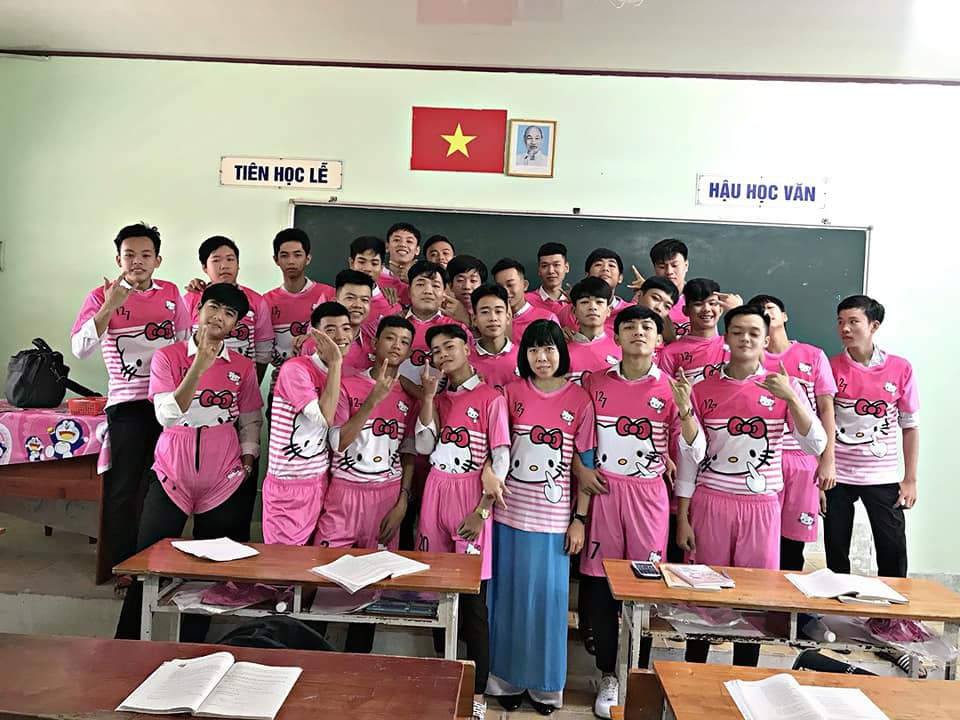 Chơi lớn như teen Vĩnh Long: Làm hẳn đồng phục lớp hình Hello Kitty để tôn vinh phái yếu! - Ảnh 3. Chơi lớn như teen Vĩnh Long: Làm hẳn đồng phục lớp hình Hello Kitty để tôn vinh phái yếu! - Ảnh 3.