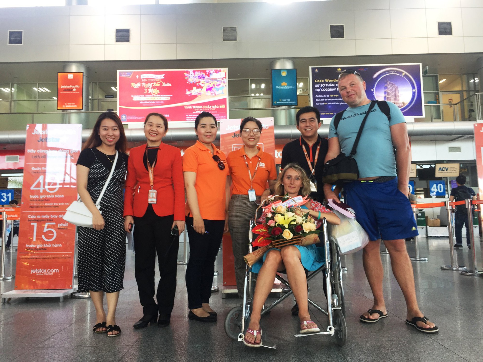 Bất ngờ bị đau tim trên chuyến bay từ Bangkok về Sài Gòn, nam du khách Mỹ được đội tiếp viên hàng không cùng hành khách nhiệt tình giúp đỡ - Ảnh 1. Bất ngờ bị đau tim trên chuyến bay từ Bangkok về Sài Gòn, nam du khách Mỹ được đội tiếp viên hàng không cùng hành khách nhiệt tình giúp đỡ - Ảnh 1.