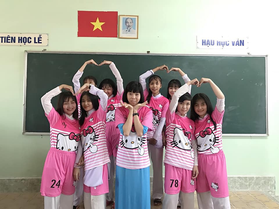 Chơi lớn như teen Vĩnh Long: Làm hẳn đồng phục lớp hình Hello Kitty để tôn vinh phái yếu! - Ảnh 2. Chơi lớn như teen Vĩnh Long: Làm hẳn đồng phục lớp hình Hello Kitty để tôn vinh phái yếu! - Ảnh 2.