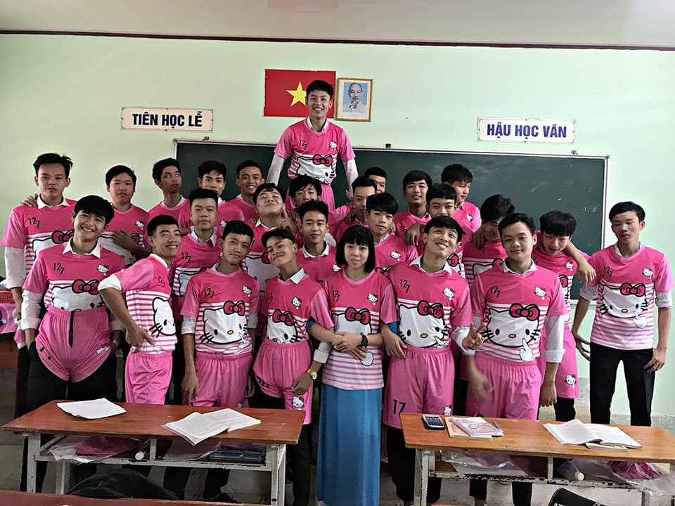 Chơi lớn như teen Vĩnh Long: Làm hẳn đồng phục lớp hình Hello Kitty để tôn vinh phái yếu! - Ảnh 1. Chơi lớn như teen Vĩnh Long: Làm hẳn đồng phục lớp hình Hello Kitty để tôn vinh phái yếu! - Ảnh 1.
