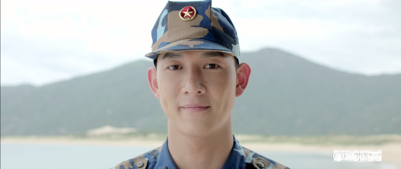 Ngoại hình nam tính nhưng sự ấm áp của Song Luân vẫn còn kém Song Joong Ki trong những hình ảnh đầu tiên của Hậu Duệ Mặt Trời - Ảnh 7.