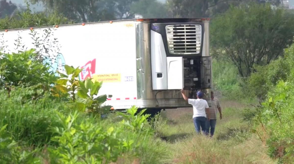 Mexico: Toa xe container bốc mùi hôi thối giữa chốn công cộng, người dân phẫn nộ khi biết có 150 xác người chết bên trong - Ảnh 2.