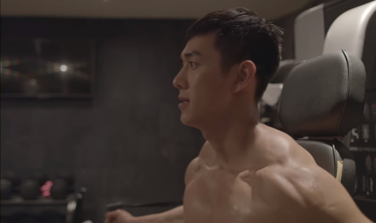 Ngoại hình nam tính nhưng sự ấm áp của Song Luân vẫn còn kém Song Joong Ki trong những hình ảnh đầu tiên của Hậu Duệ Mặt Trời - Ảnh 4.