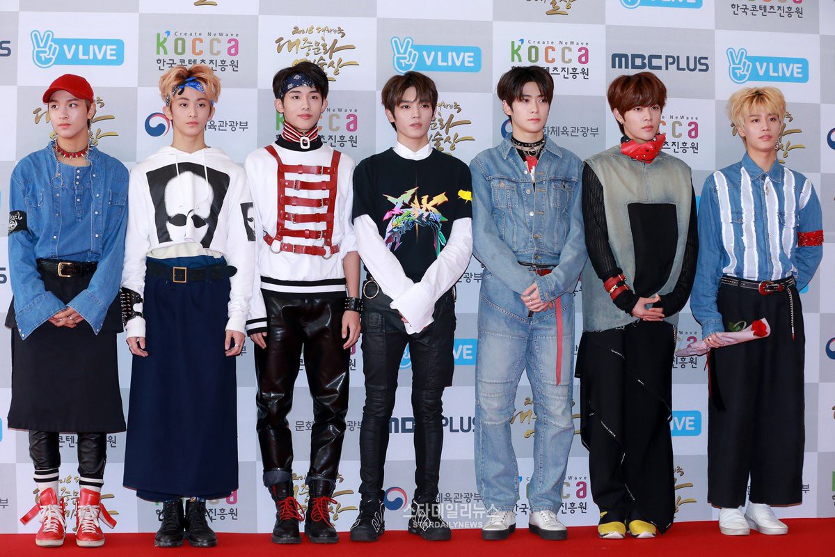 Idol Hàn cũng khổ lắm chứ chẳng sướng gì, thi thoảng vẫn bị stylist dí cho những bộ đồ nhìn chỉ muốn khóc - Ảnh 1. Idol Hàn cũng khổ lắm chứ chẳng sướng gì, thi thoảng vẫn bị stylist dí cho những bộ đồ nhìn chỉ muốn khóc - Ảnh 1.