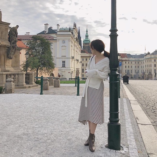 Chưa lạnh hẳn nhưng áo len và cardigan đã rục rịch phủ kín street style Châu Á tuần này - Ảnh 4.