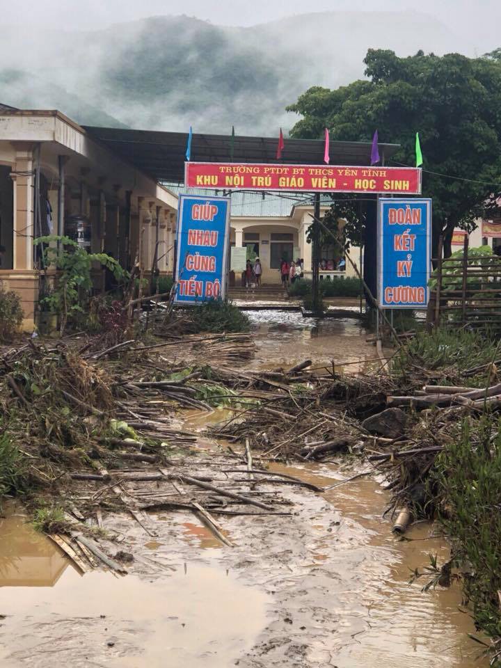 Nghệ An: Lũ quét trong đêm, học sinh hoảng loạn bỏ chạy - Ảnh 1.