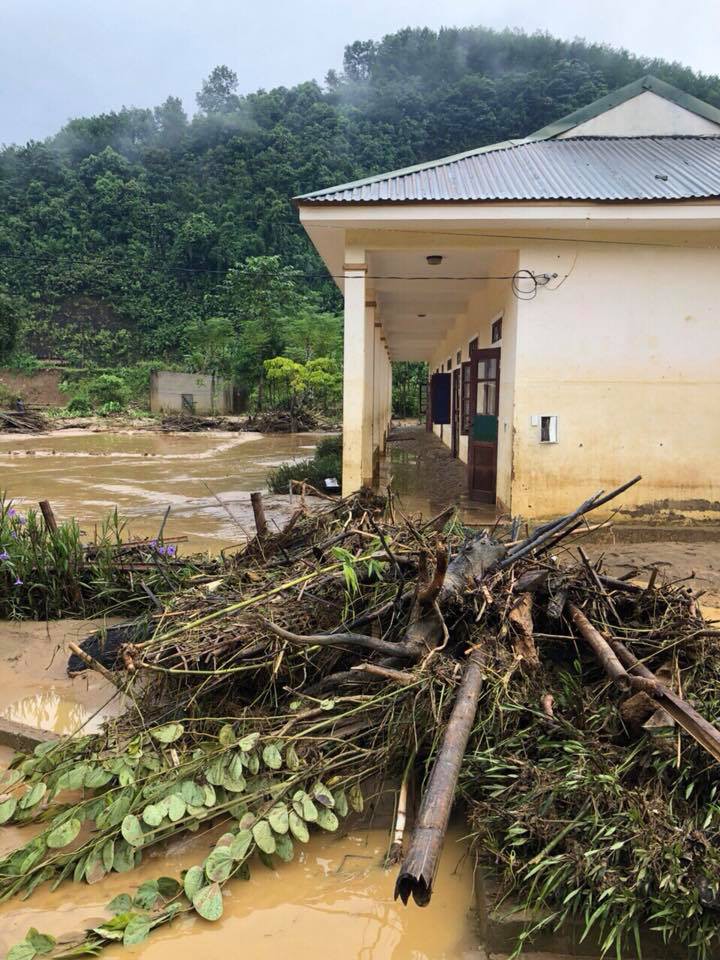 Nghệ An: Lũ quét trong đêm, học sinh hoảng loạn bỏ chạy - Ảnh 3.