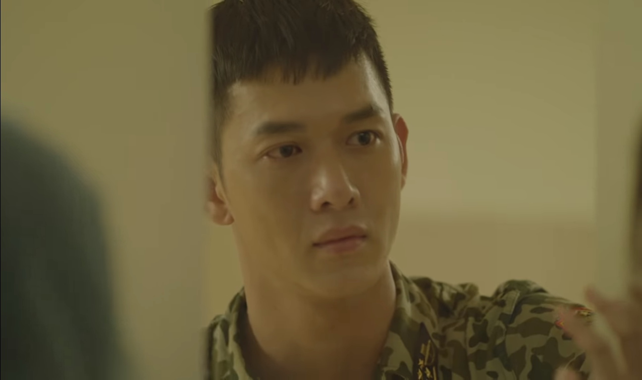 Ngoại hình nam tính nhưng sự ấm áp của Song Luân vẫn còn kém Song Joong Ki trong những hình ảnh đầu tiên của Hậu Duệ Mặt Trời - Ảnh 14.