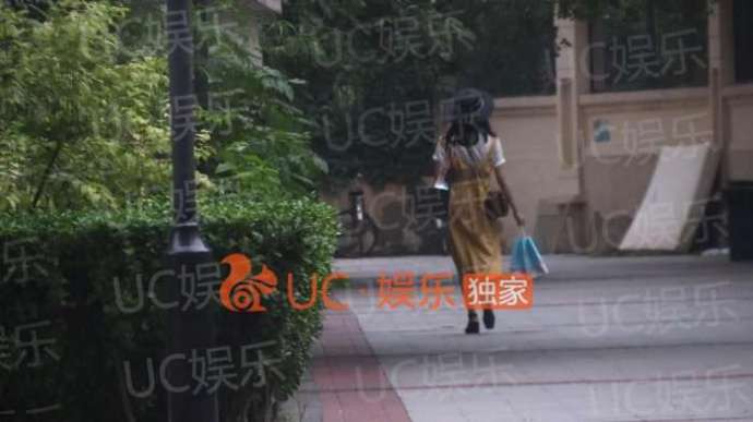 "Phó Hằng" Hứa Khải bị paparazzi bắt gặp hẹn hò với kẻ thứ 3 Bạch Lộc - Ảnh 3. "Phó Hằng" Hứa Khải bị paparazzi bắt gặp hẹn hò với kẻ thứ 3 Bạch Lộc - Ảnh 3.