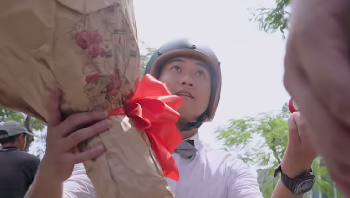 Cầu hôn giữa ngã tư đường như cặp đôi Gạo Nếp Gạo Tẻ: Lãng mạn ngọt ngào hay sến sẩm vô ý thức? - Ảnh 2. Cầu hôn giữa ngã tư đường như cặp đôi Gạo Nếp Gạo Tẻ: Lãng mạn ngọt ngào hay sến sẩm vô ý thức? - Ảnh 2.