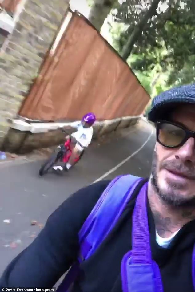 Bố con David - Harper Beckham lại đốn tim mọi người với clip đạp xe cùng nhau tới trường cực dễ thương - Ảnh 2.