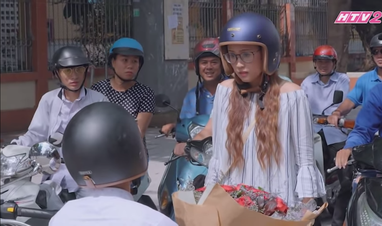 Cầu hôn giữa ngã tư đường như cặp đôi Gạo Nếp Gạo Tẻ: Lãng mạn ngọt ngào hay sến sẩm vô ý thức? - Ảnh 3. Cầu hôn giữa ngã tư đường như cặp đôi Gạo Nếp Gạo Tẻ: Lãng mạn ngọt ngào hay sến sẩm vô ý thức? - Ảnh 3.