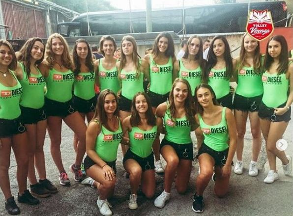 Dàn chân dài 16 tuổi mặc quần ngắn cũn cỡn làm ball girl khiến dư luận Italy nổ ra tranh cãi - Ảnh 3.