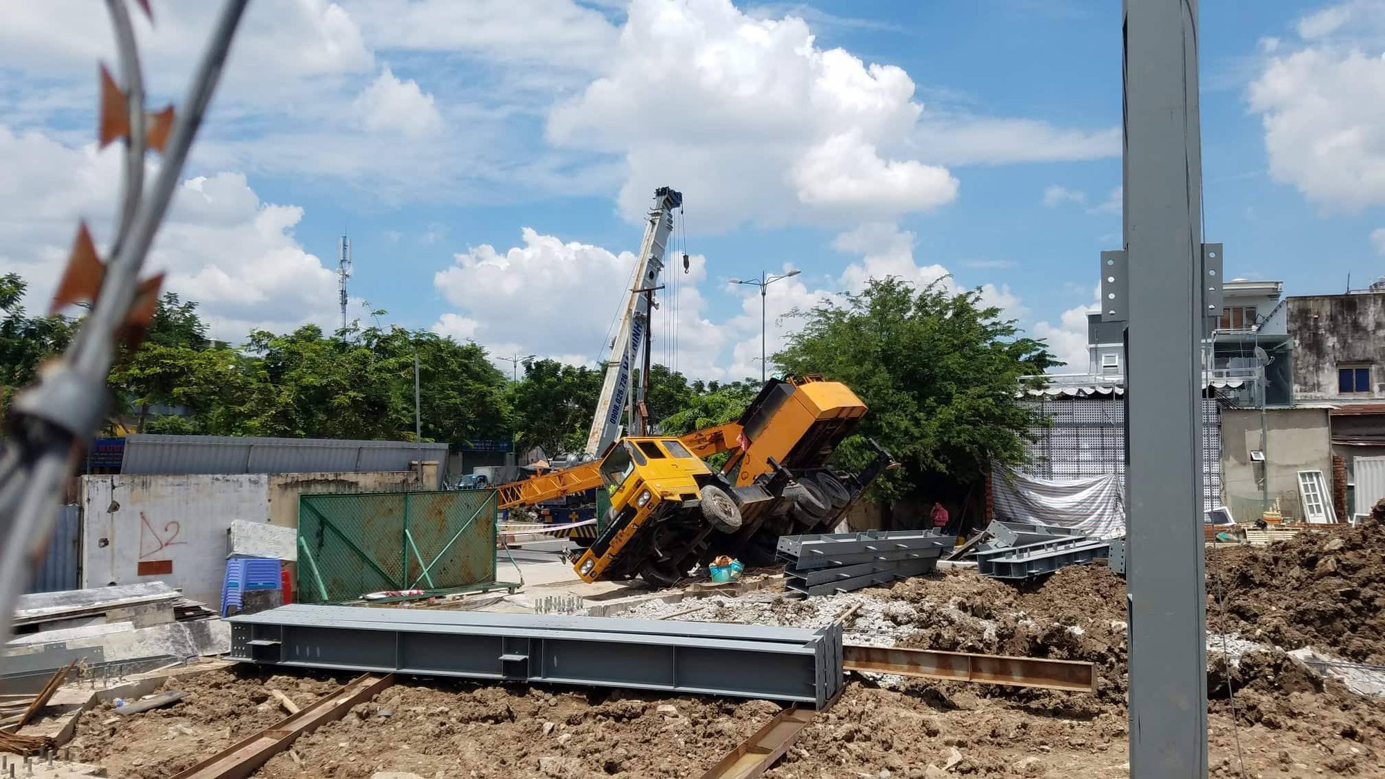 Người dân muốn “rớt tim” vì cần cẩu dài hơn 20m, nặng hàng chục tấn đổ sập xuống đường nội đô Sài Gòn - Ảnh 3.