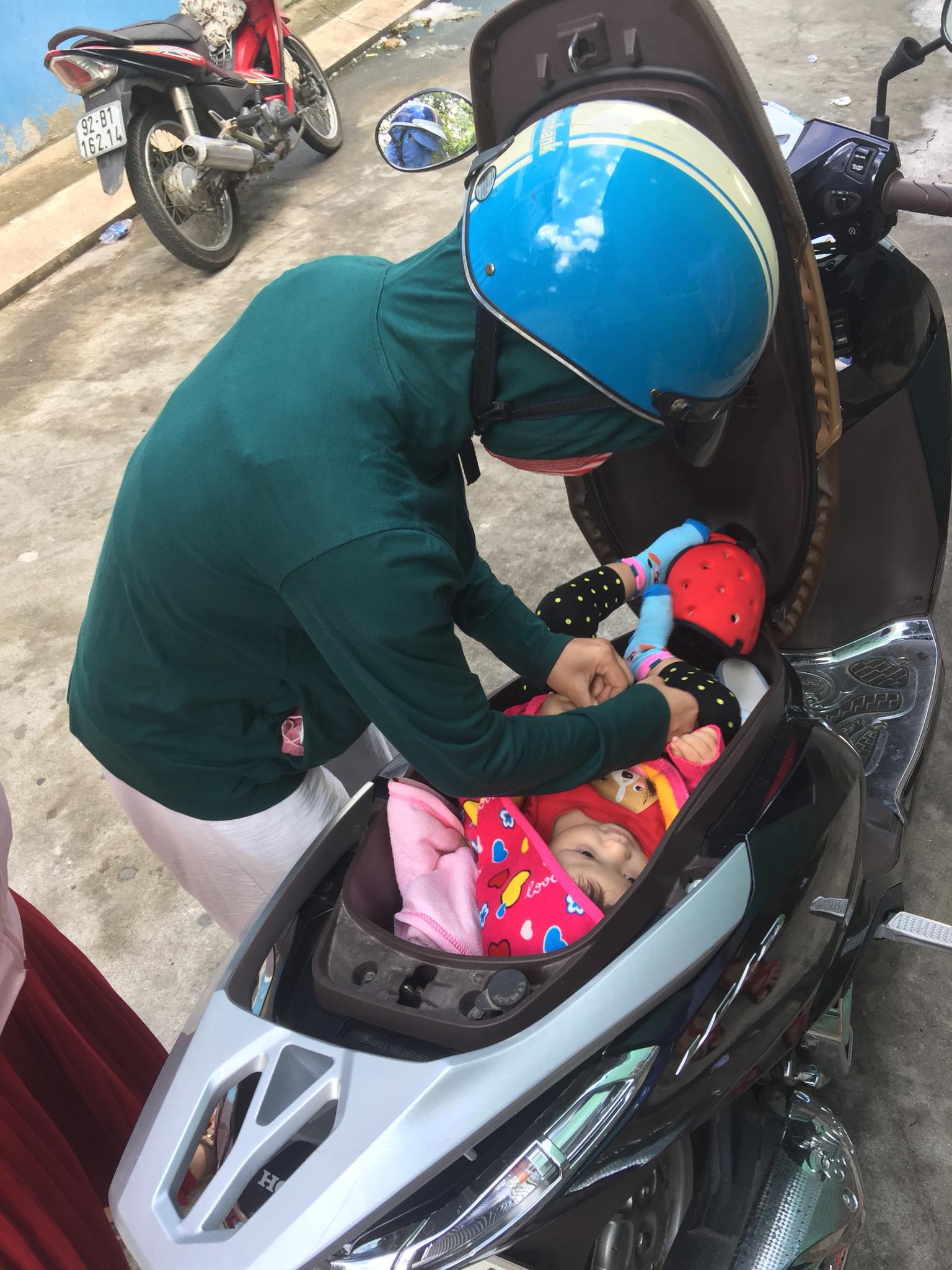 Hình ảnh chị gái đặt con nhỏ vào cốp xe máy để thay tã bên lề đường khiến dân mạng thi nhau đồn đoán đủ điều - Ảnh 2.