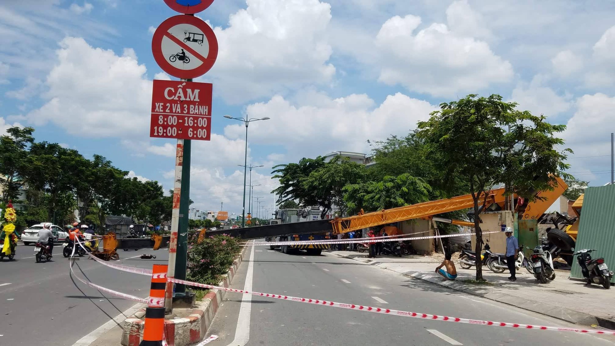 Người dân muốn “rớt tim” vì cần cẩu dài hơn 20m, nặng hàng chục tấn đổ sập xuống đường nội đô Sài Gòn - Ảnh 2.