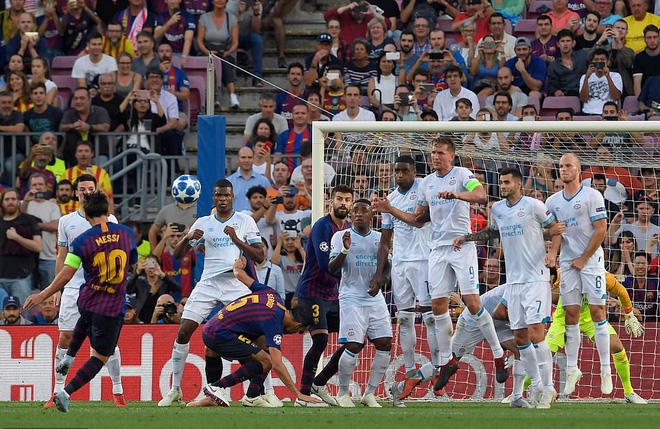 Messi lập hat-trick ng&agrave;y mở m&agrave;n Champions League - Ảnh 4.