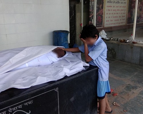 Ấn Độ: H&igrave;nh ảnh b&eacute; trai kh&oacute;c nức nở b&ecirc;n thi thể bố lan truyền mạnh, cộng đồng hảo t&acirc;m quy&ecirc;n g&oacute;p hơn 10 tỷ đồng chỉ trong 1 ng&agrave;y - Ảnh 1.