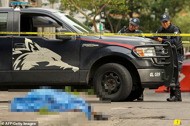 Mexico: Container chết chóc chứa 150 xác người vừa được di dời, cảnh sát lại phát hiện thêm một thi thể nằm gần đó - Ảnh 2.