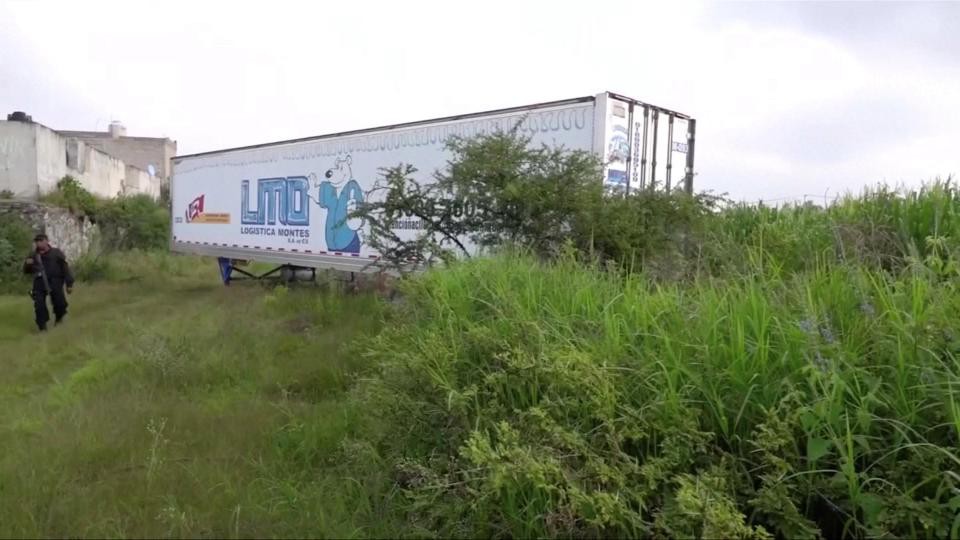 Mexico: Container chết chóc chứa 150 xác người vừa được di dời, cảnh sát lại phát hiện thêm một thi thể nằm gần đó - Ảnh 5. Mexico: Container chết chóc chứa 150 xác người vừa được di dời, cảnh sát lại phát hiện thêm một thi thể nằm gần đó - Ảnh 5.