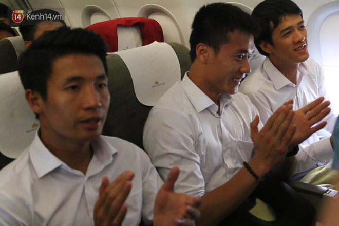 Tuyển thủ Olympic Việt Nam được tặng huy chương đặc biệt trên máy bay về nước - Ảnh 2.