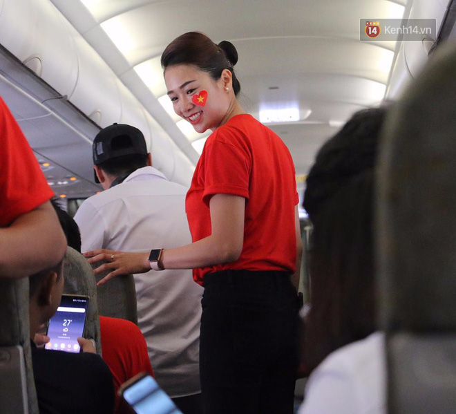 Tiếp viên Vietnam Airlines mặc áo phông in hình cờ đỏ sao vàng trên chuyên cơ đón đoàn Olympic Việt Nam về nước - Ảnh 2.