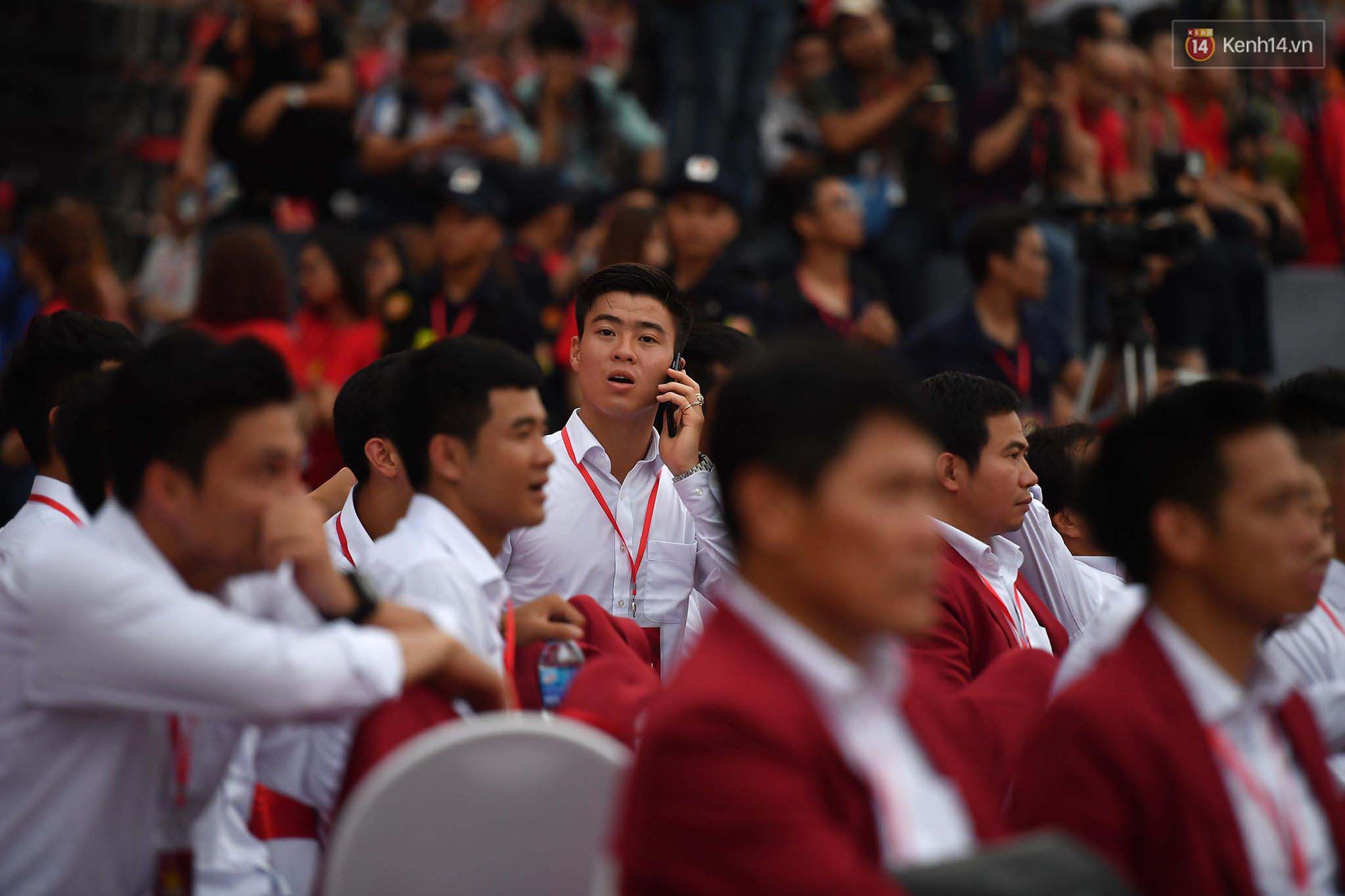 Đangdự lễ mừng công, Duy Mạnh vẫn tranh thủ chạy ra ngoài mang nước cho bạn gái - Ảnh 2. Đangdự lễ mừng công, Duy Mạnh vẫn tranh thủ chạy ra ngoài mang nước cho bạn gái - Ảnh 2.