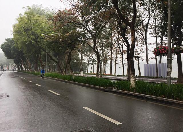 Đường phố H&agrave; Nội h&ocirc;m nay vắng vẻ y&ecirc;n b&igrave;nh như m&ugrave;ng 1 Tết - Ảnh 4.