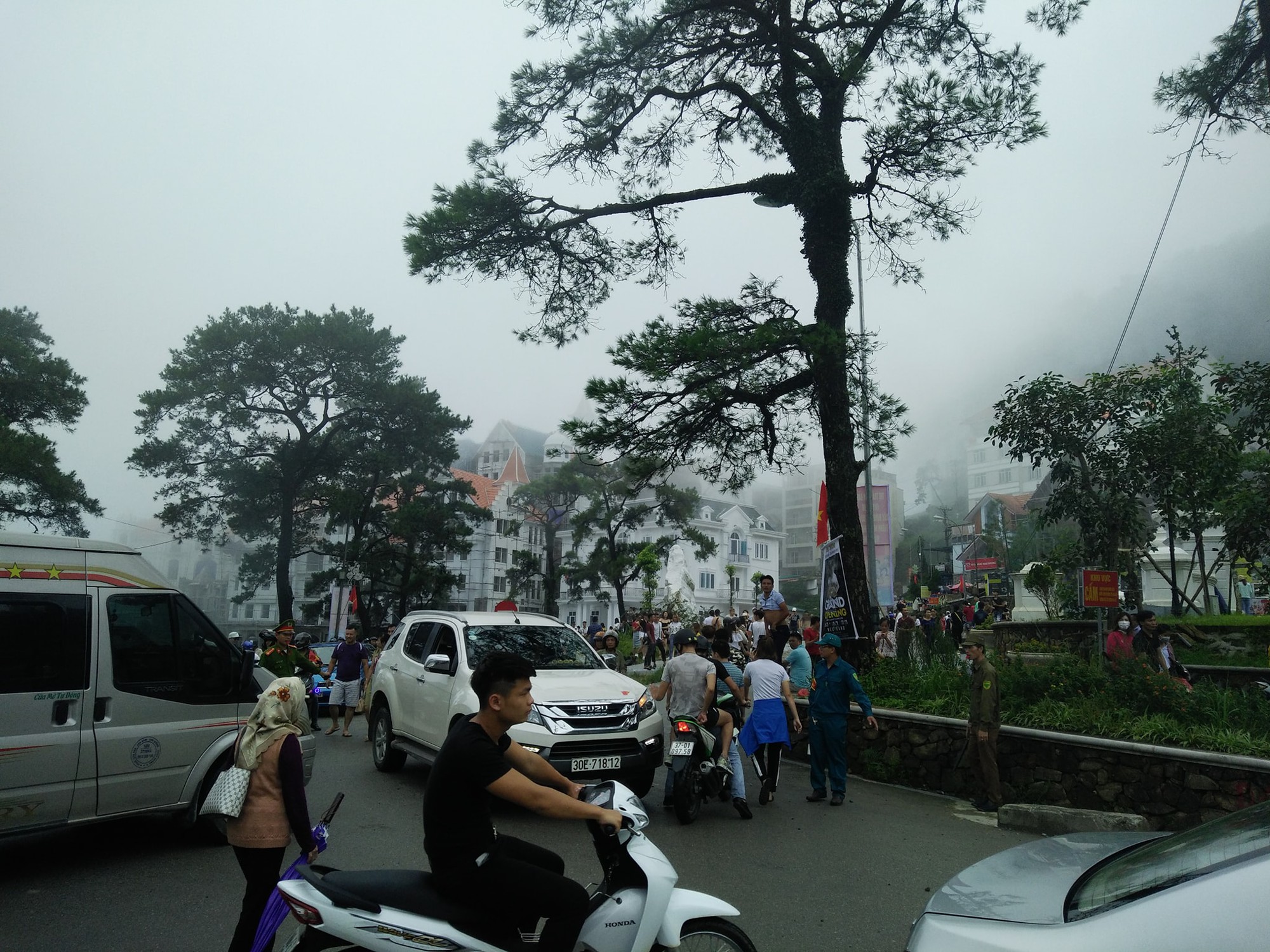 Tam Đảo và Mộc Châu tắc đường nghiêm trọng nhiều phượt thủ muốn quay đầu về cũng bó tay - Ảnh 4. Tam Đảo và Mộc Châu tắc đường nghiêm trọng nhiều phượt thủ muốn quay đầu về cũng bó tay - Ảnh 4.