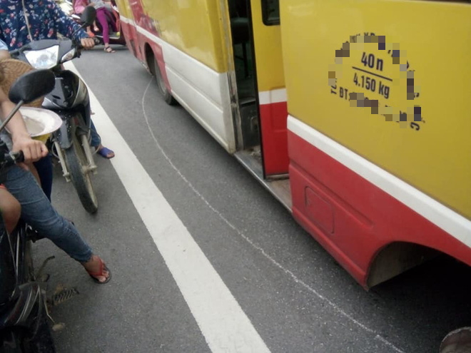 Thanh Hóa: Xe bus đang đi trên đường bất ngờ rơi luôn một bánh - Ảnh 2.