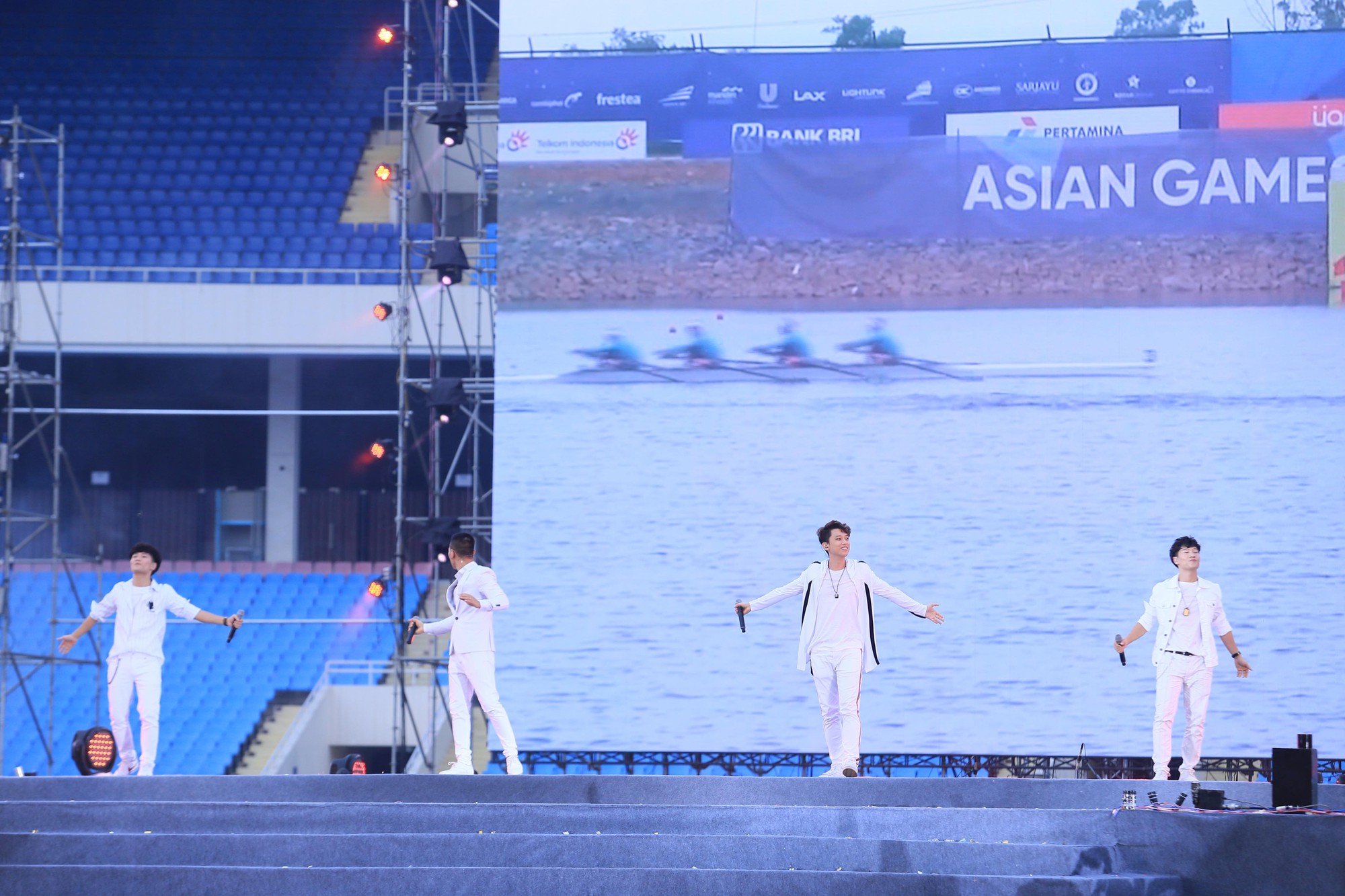 Thu Minh, Tùng Dương, Oplus,... cùng nhau hoà giọng mừng đội tuyển Olympic Việt Nam trở về từ ASIAD 2018 - Ảnh 9.