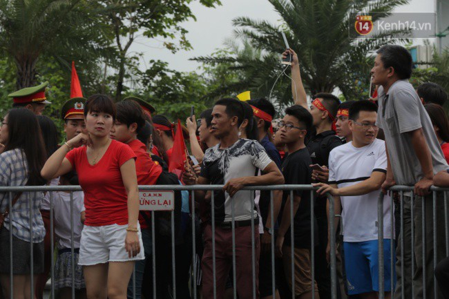 Olympic Việt Nam đi lối riêng di chuyển khỏi sân bay Nội Bài, nhiều CĐV buồn bã ra về vì không gặp được các tuyển thủ - Ảnh 2.