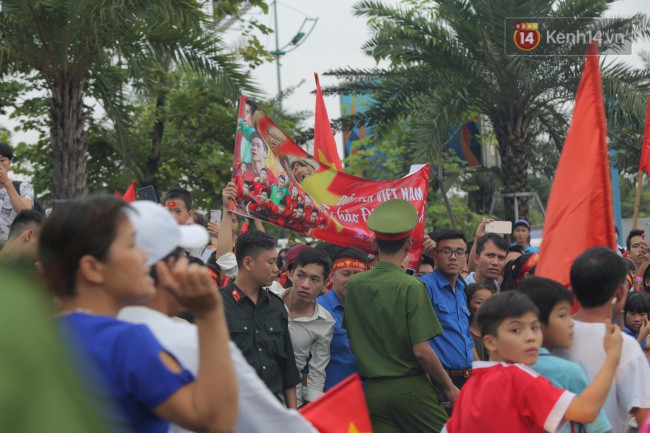 Olympic Việt Nam đi lối ri&ecirc;ng di chuyển khỏi s&acirc;n bay Nội B&agrave;i, nhiều CĐV buồn b&atilde; ra về v&igrave; kh&ocirc;ng gặp được c&aacute;c tuyển thủ - Ảnh 1.