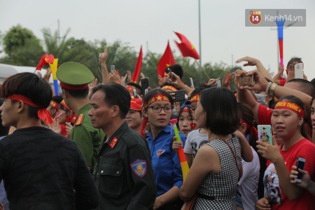 Olympic Việt Nam đi lối ri&ecirc;ng di chuyển khỏi s&acirc;n bay Nội B&agrave;i, nhiều CĐV buồn b&atilde; ra về v&igrave; kh&ocirc;ng gặp được c&aacute;c tuyển thủ - Ảnh 5.