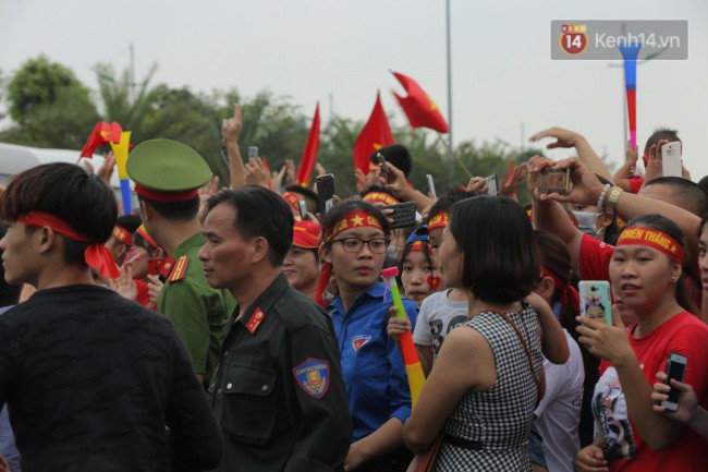 Olympic Việt Nam đi lối riêng di chuyển khỏi sân bay Nội Bài, nhiều CĐV buồn bã ra về vì không gặp được các tuyển thủ - Ảnh 5.